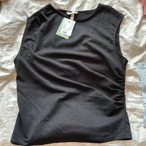 T shirt - T shirt med lite skrynkligt på sidan och på axeln. Skriv för fler bilder