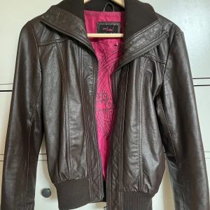 Brun läderjacka  - Jättefin skinnjacka, passar mig som brukar ha xs/s bra 💞💞 