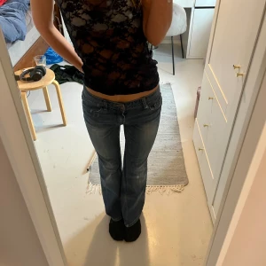 Lågmidjade bootcut jeans  - Lågmidjade bootcut jeans. Midjemått 39cm, innerbenslängd 74cm. Köp via köp nu ❤️‍🔥