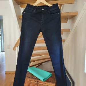 KOI Jeans - Nya. Impulsköp, snygga men för låga för mig. 