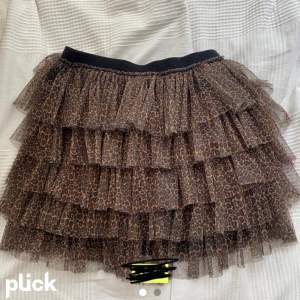 Säljer min jättegulliga kjol från zara💗Kjolen är i storlek 164 men passar mig som brukar ha S eller Xs