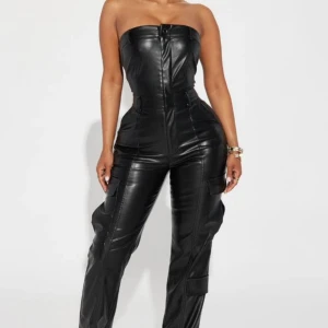 Pu leather jumpsuit  - Helt ny med prislappen kvar.  Köpt från fashionnova, storlek L.  Stretchigt material och bra kvalitet.  Köpte den för 64.99$ (726kr) Säljer den för 350kr 