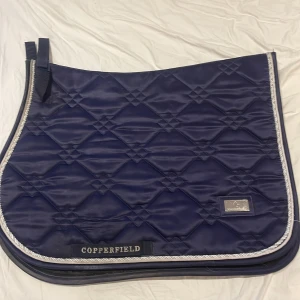 Coperfield schabrak  - Blått schabrak Nypris 260kr men jag säljer för 50kr  Använt fåtal gånger, fint skick kan tänka mig lägre pris vid snabb och smidig affär