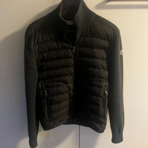 Moncler Cardigan - Använd en del men fortfarande i bra skick, Storlek M. Priset  går att diskuteras vid snabb affär. Självklart äkta