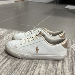Polo skor - Polo ralph Laurent skor. Ser rätt nya ut o det är bara där nere som är smutsigt som säkert går bort om man tvättar dem! I storlek 37💗 450kr
