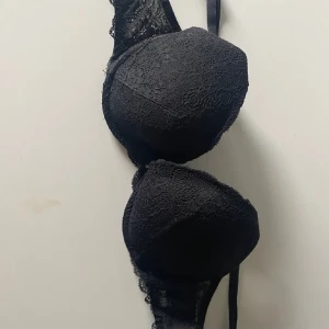 BH - Jätte skön bh som tyvärr inte passar längre. Använd väldigt sällan 💓Lite vaddering!