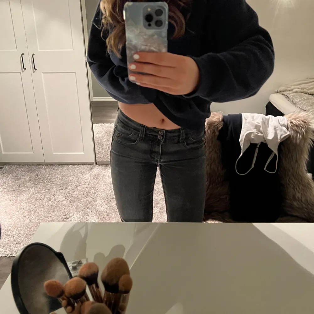 Lågmidjade svarta/mörkgråjeans från Kappahl. Lite slitna i innelåren annars i perfekt skick. Kom privat vid frågar om mått. Pris kan diskuteras.. Jeans & Byxor.