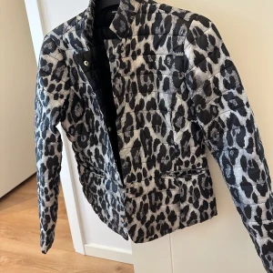Jacka från Ginatricot🖤 - Helt ny jacka köpt på Gina i storlek 34!