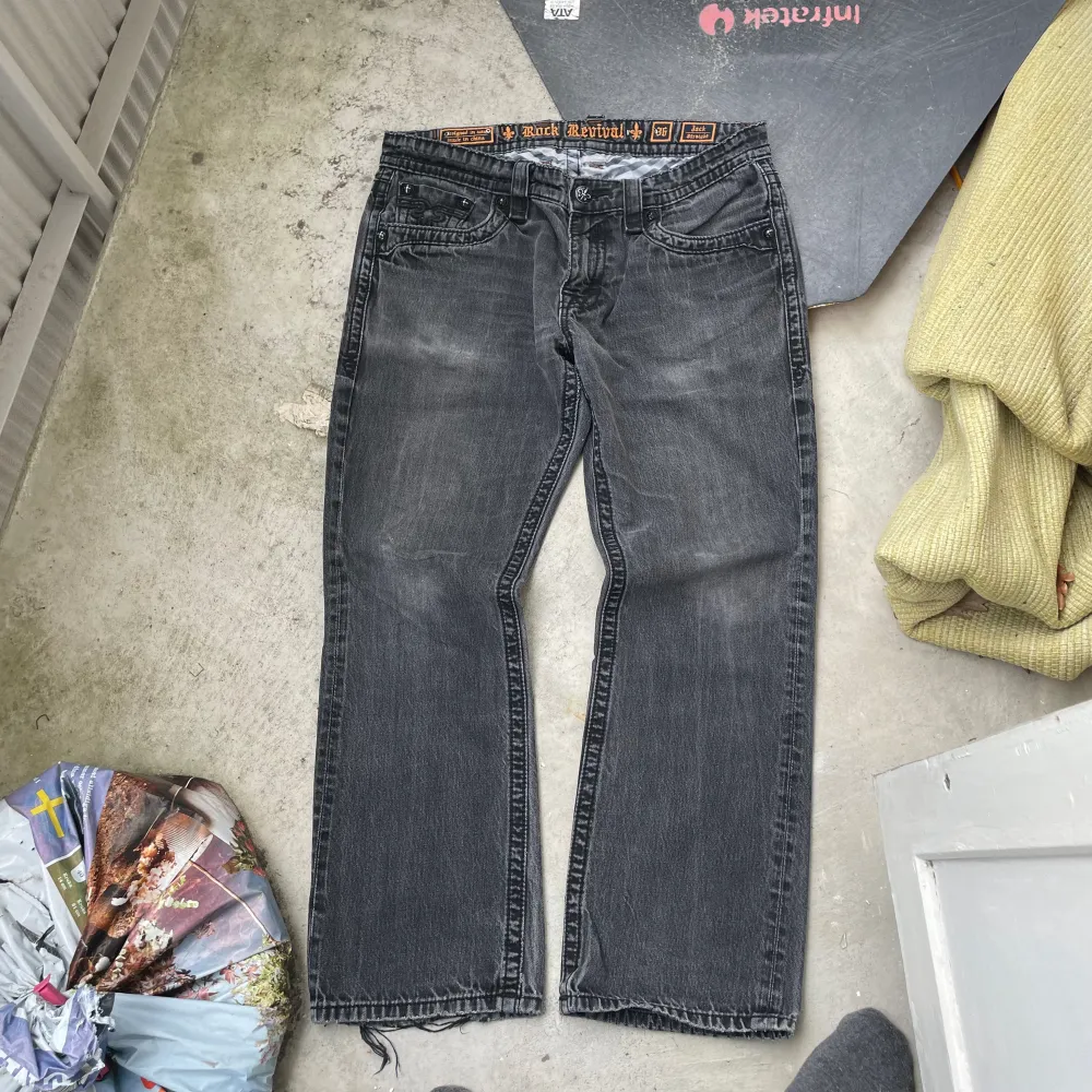 sjukaste rock revival jeansen i svart färg 🙏🙏 otroligt bra skick, enda defekten är lite upptrampade ben - jag i bilden e 185 - mått: midja 50cm, ytterbenslängd 105cm, benöppning 25cm. Jeans & Byxor.