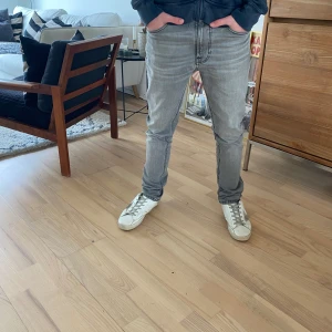 Nudie Jeans - Tja! Säljer nu dessa Nudie Jeans till ett rimligt pris, jeansen är i nyskick och passform slim. Modellen är Lean Dean. Skriv vid minsta lilla fundering! Nypris 1600kr