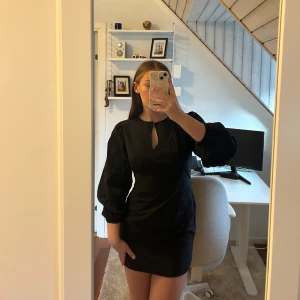 Svart klänning - Fin, kort festklänning som tyvärr inte kommer till andvänding. Bra skick och superfina puffiga armar. Endast andvänd två gånger och ganska liten i storleken🤗💕💕