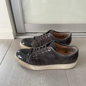 Lanvin  - Säljer nu dessa lanvin i färgen elephant gray som är i uk 7/41-42. Skicket är väldigt bra, skriv för fler bilder/frågor🙌🏼