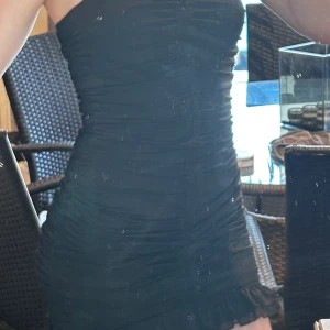 Jättefin svart klänning  - Aldrig använd, väldigt elastisk 