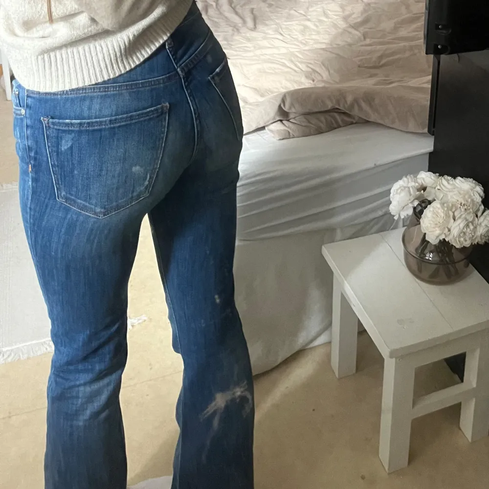 jeans från zara🫶🏽storlek 34, men är uppsydda (bild 4) så passar mig som är 168 cm😇 se bild 3 för defekt . Jeans & Byxor.