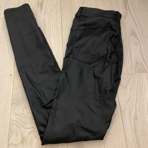 Skinn byxor - Säljer dessa svarta skinnbyxor då de inte används. De är lite skinny i modellen. De är i bra skick. 