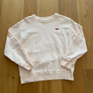 Rosa levis tröja - denna märkeströjan är i ett väldigt bra skick och använd fåtal gånger.