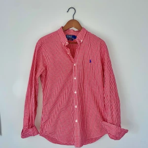 Ralph Lauren skjorta  - Röd vit Ralph Lauren skjorta i utmärkt skick! Storlek M men sitter som 180-185! Tveka inte vid frågor🙌