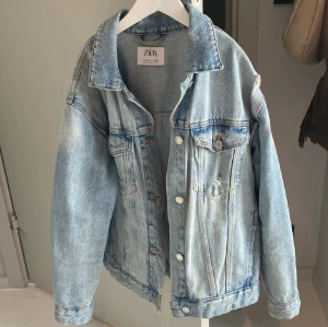 Jeansjacka Zara - Säljer denna jätte snygga jeansjackan ifrån Zara! Perfekt nu till våren och i jätte bra skick✨de är i storlek 13-14 men de motsvara S, den sitter även perfekt med en stickad under men lite stor utan stickat 🌟