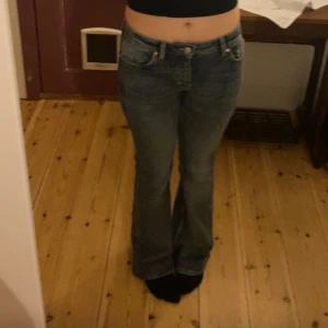 Låg midjade jeans  - Flare jeans. 