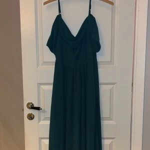 ❤️ - Köpte min fina klänning  för tre månader sedan, har använt bara två-tre timmar. 