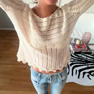 Stickad tröja - Säljer denna sjukt söta virkade tröjan. Storlek S. Såååå fin i sommar, ANVÄND KÖP NU!!❤️❤️