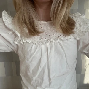 Blus - Uuuurgullig blus som tyvärr är lite för kort för mig (är 170cm) önskar verkligen att jag kunde ha den😭😭😭🥰🥰köpt från Zalando men är ifrån märket lcw casual!!köpt för 500 kr!! 