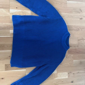 Stickad sweater från Gina Tricot - Sällan använd och i bra skick.  Violett blå. Storlek S. Tröjan har små slits vid nedre delen ( se bild)