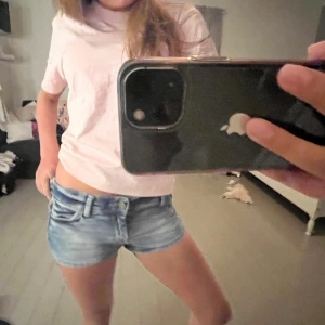 Lågmidjade shorts  - Skit snygga lågmidjade jeans shorts 💙💙