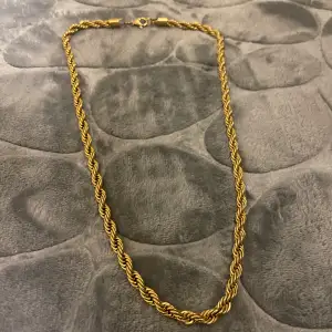 Säljer nu mitt guld haldsband då jag använt det 1 gång och det var ej min stil det är rostfritt stål och guld planterat stål 