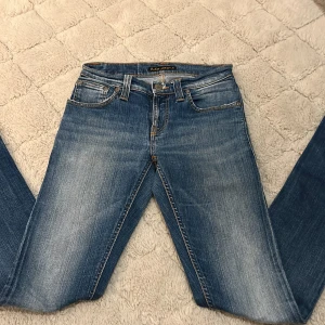 Jeans - Säljer mina jeans som tyvärr inte kommit till användning, dem är i jättebra skick och nypriset är 1500kr
