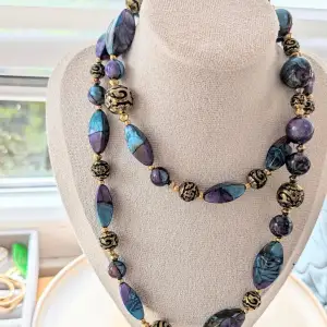 Säljer ett elegant turkosblått halsband med fina guld- och blå detaljer. Halsbandet är i mycket fint begagnat skick och passar perfekt för att ge din outfit en unik och stilfull touch. Färg: Turkosblå med guld- och blå inslag
