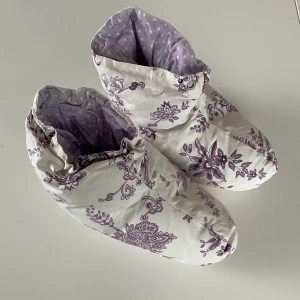 Inomhus uggs - Mystofflor att ha inomhus med blommigt mönster. Snygga med ett par mjukis shorts. Storlek 37. Kan skickas eller mötas på södra sidan 🌸🌷
