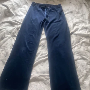 Mjukisbyxor  - Marinblåa utsvängda mjukisbyxor i från Gina tricot i strl M. Använda en del men i fint skick förutom ett litet litet hål på vänstra benet. Säljer då dem inte kommer till använd längre