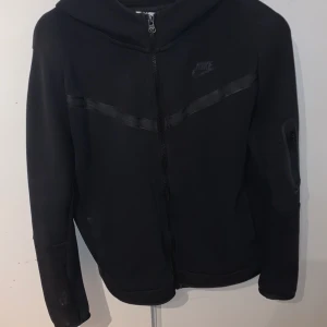 Nike tech fleece  - Tja säljer nu min Nike tech fleece som är i rätt så bra skick tröjan är i barn storlek 170 och byxorna är i storleken s