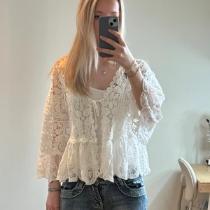 Spets blus - Säljer denna jättefina spetsblus, då den ej kommer till användning. 