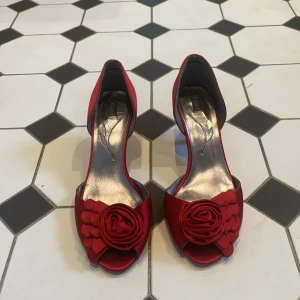 Klackskor  - Låga röda klackskor i fint skick