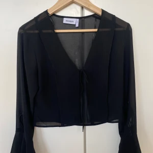  topp från weekday  - En knyttopp från weekday i mesh liknande tyg, knappt använd då den är för liten för mig 🌸