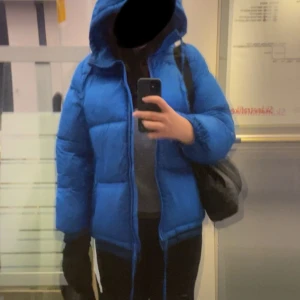Blå jacka  - Säljer min blåa vinterjacka. Använd ett par gånger men har inga fläckar och inga skador. Storlek s men är stor i storleken. Ny pris 550kr