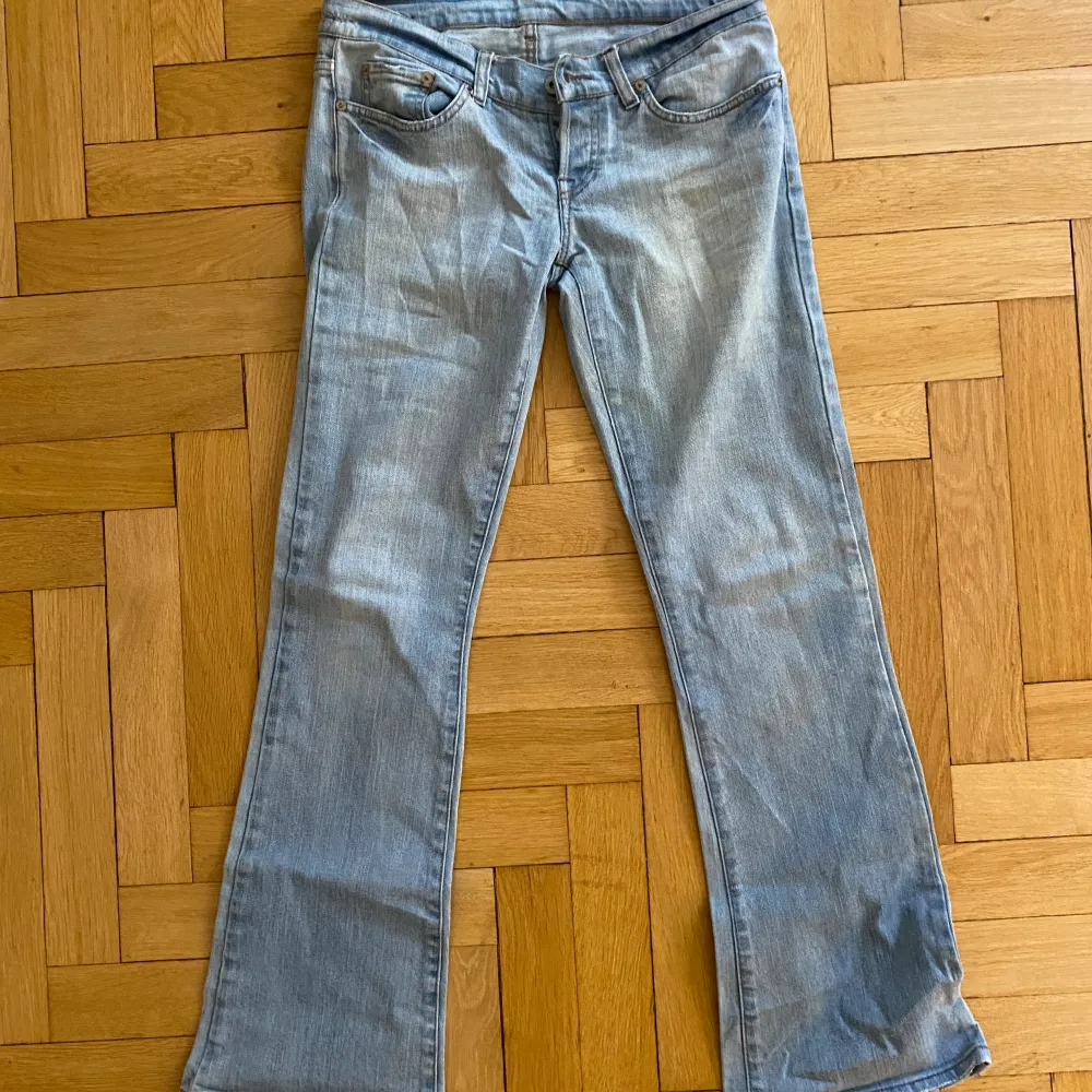 Såå snygga lågmidjade utsvängda jeans 💓 Bra skick, vet tyvärr it märket, storlek 28/32. Jeans & Byxor.