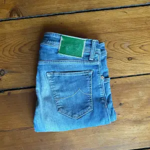 Ett par Jacob Cohen jeans i bra skick. Storleken är W32. Vid fler frågor/bilder kom privat. 