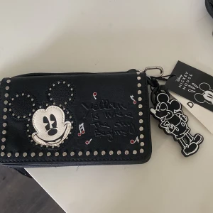 Mickey mouse väska  - En desigual Micke mouse väska. Helt ny köpt i Spanien på Desigual. Runt 700 nypris och är aldrig använd. Special design som inte går att köpa i Sverige
