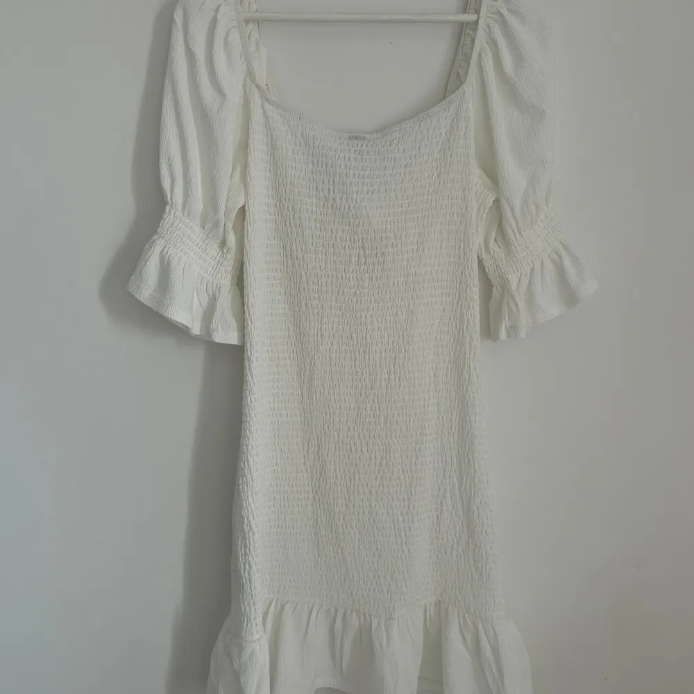 En vit klänning från Gina tricot. Har aldrig använts och har prislappen kvar. . Klänningar.