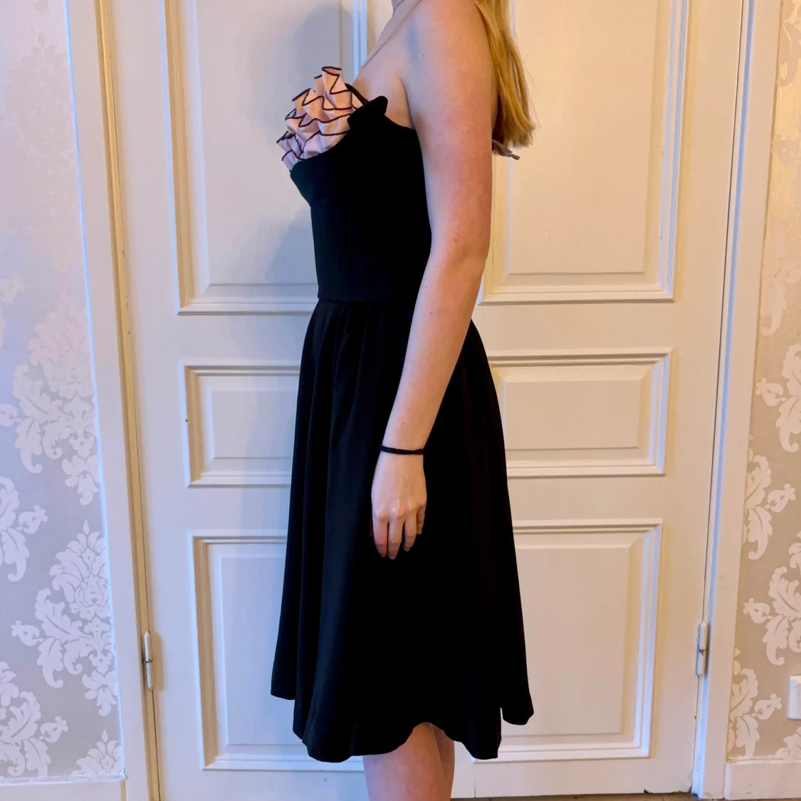 Ärmlös svart klänning, Emmy design  - 90