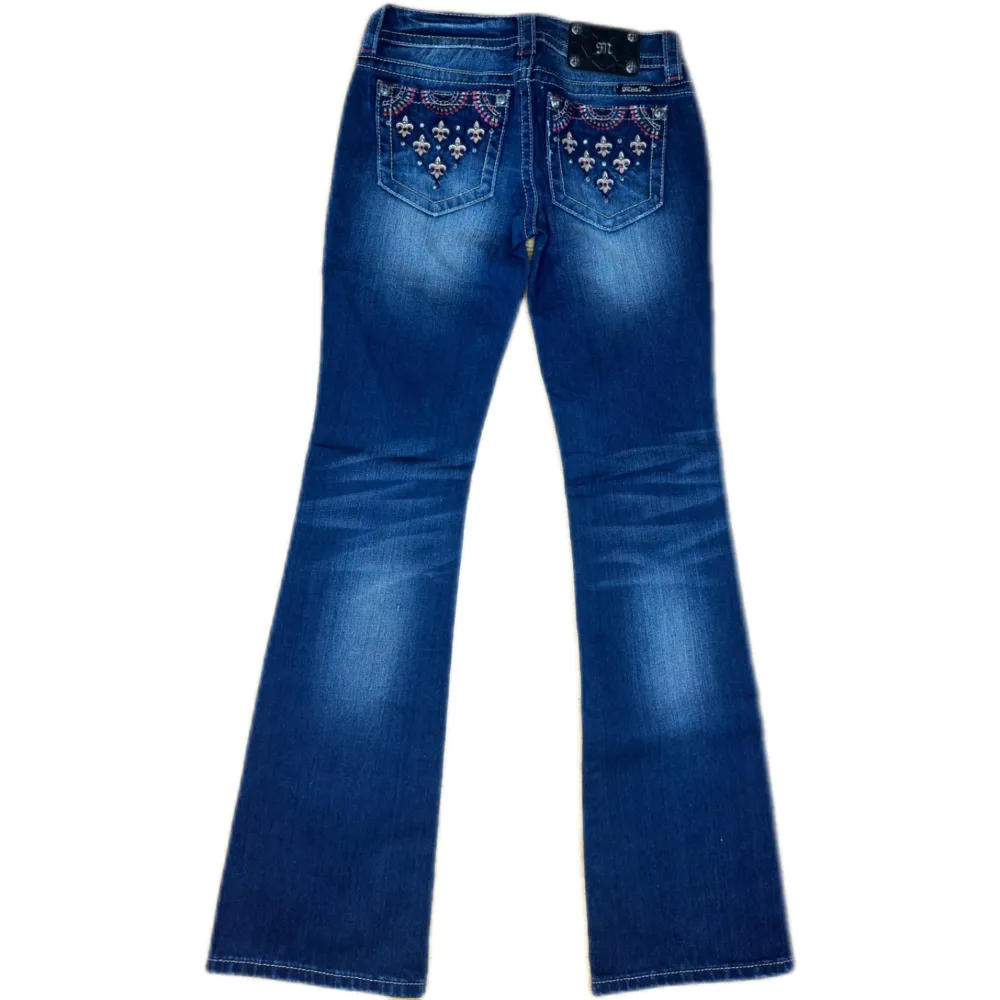 Miss Me jeans i modellen ”JP5913B/boot” midjemåttet rakt över är 38cm. Ytterbenet 104cm och innerbenet 84cm. Jeansen är som helt nya. Kontakta vid intresse!. Jeans & Byxor.