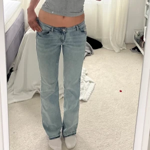 Ljusblå lågmidjade bootcut jeans  - Säljer mina så fina low waist bootcut jeans💕💕 Midjemått 38 cm Innebenslängd 80 cm