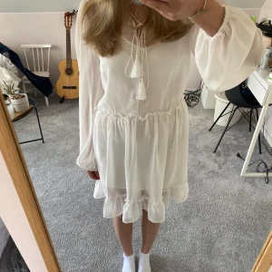 Klänning - Vit superfin klänning från Na-kd. Passar super till skolavslutningen! Säljer då den tyvärr blivit för liten🥰