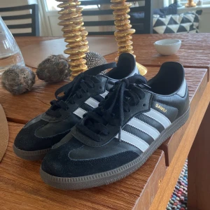 Svarta adidas sambas - Svarta adidas sambas storlek 40-41 bra skick säljer dem för att dem inte passar dem