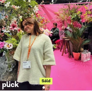 Stickad t-shirt - Säljer min fina stickad t-shirt ifrån Nakd. Använd några gånger. Men säljer den då jag inte tycker den riktigt passar mig.💞