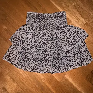 Använd Leopard kjol som är som ny. Inga märken eller fläckar, går att vicka upp för att få den kortare. Frakt står för köparen, går att diskutera pris privat.💓