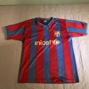 Säljer nu en snygg och äkta Barcelona tröja. Namn: Zlatan Ibrahimovic. Nummer: 9. År: 2009. Den är st S och är väldigt sällsynt. Kontakta vi minsta fundering. 